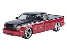 2006 Chevrolet Silverado Extended Cab Custom Two-Tone 1:25 by Motormax 79039RDBK