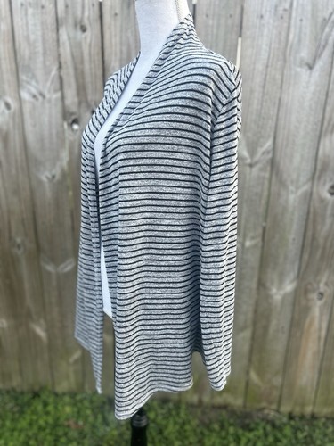Chico’s Zenergy weiche Essential gestreifte Strickjacke mit drapierter Vorderseite Größe Large - Bild 4 von 6