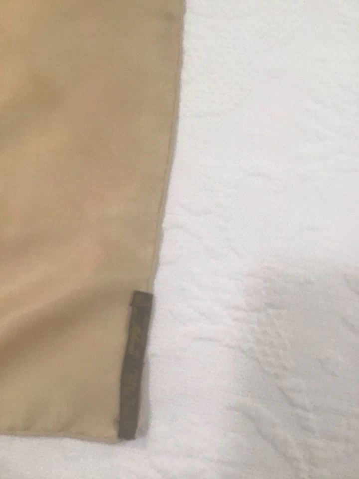 Квадратный мужской полностью шелковый карман ASHEAR 18 дюймов x 17,5 дюйма сделано в Италии вручную свернутый золотой - Изображение 3 из 4