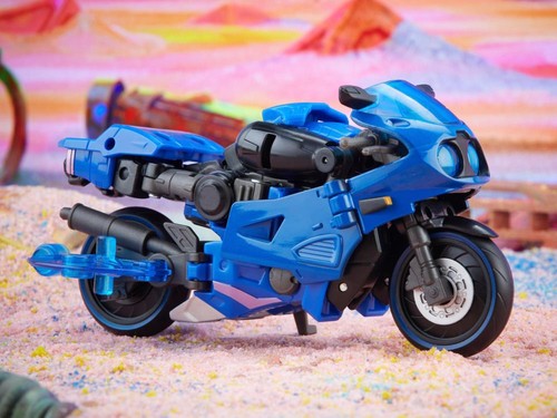 Arcee Legacy Deluxe Class | Transformers Generations Legacy - Picture 8 of 9