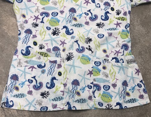 Under The Sea Scrub Top Women’s UA Scrubs Beach Summer V-Neck Pockets Size S - Picture 2 of 10