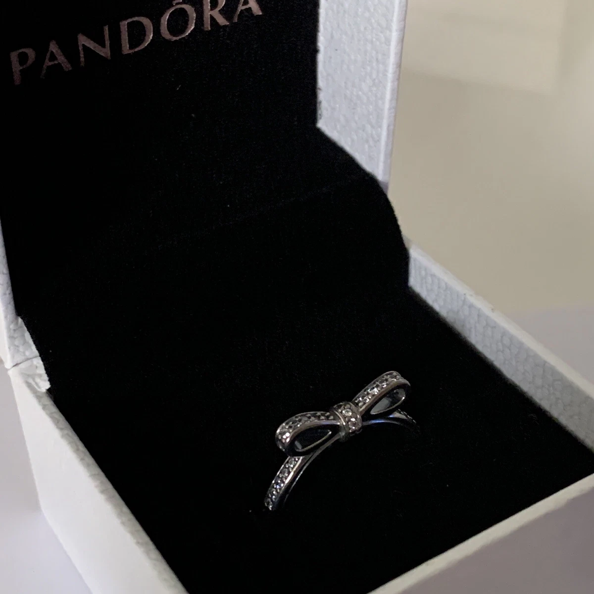 Sparkling shop bow ring
