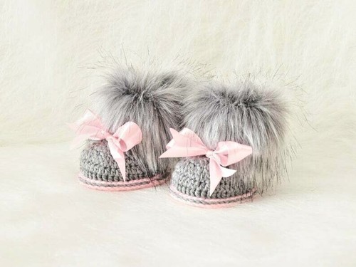 Baby gir Gray and pink faux fur booties, Newborn girl shoes, Crochet booties - Picture 2 of 7