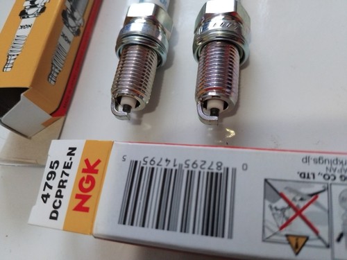 2 x NGK DCPR7E-N stock# 4795 Spark Plugs - Picture 3 of 10