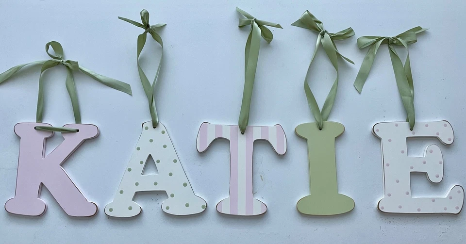 "KATIE" Madera Colgante Cartas Hechas a Mano para Guardería por Smile for the Birdie Foto 2 de 4