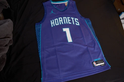 LAMELO BALL #1 Charlotte HornetsJersey Size Large (48)