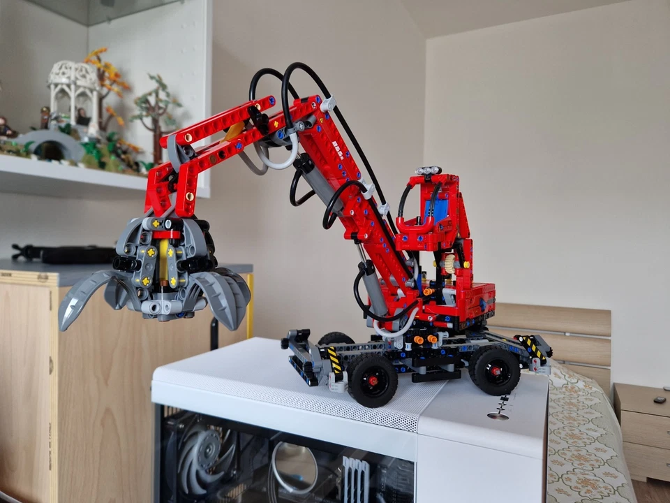 LEGO Technic 42144 Material Handler, foto 1 di 2