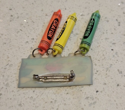 Vintage Crayon 3 Crayons Red Yellow & BLue Pin Brooch - Foto 6 di 9