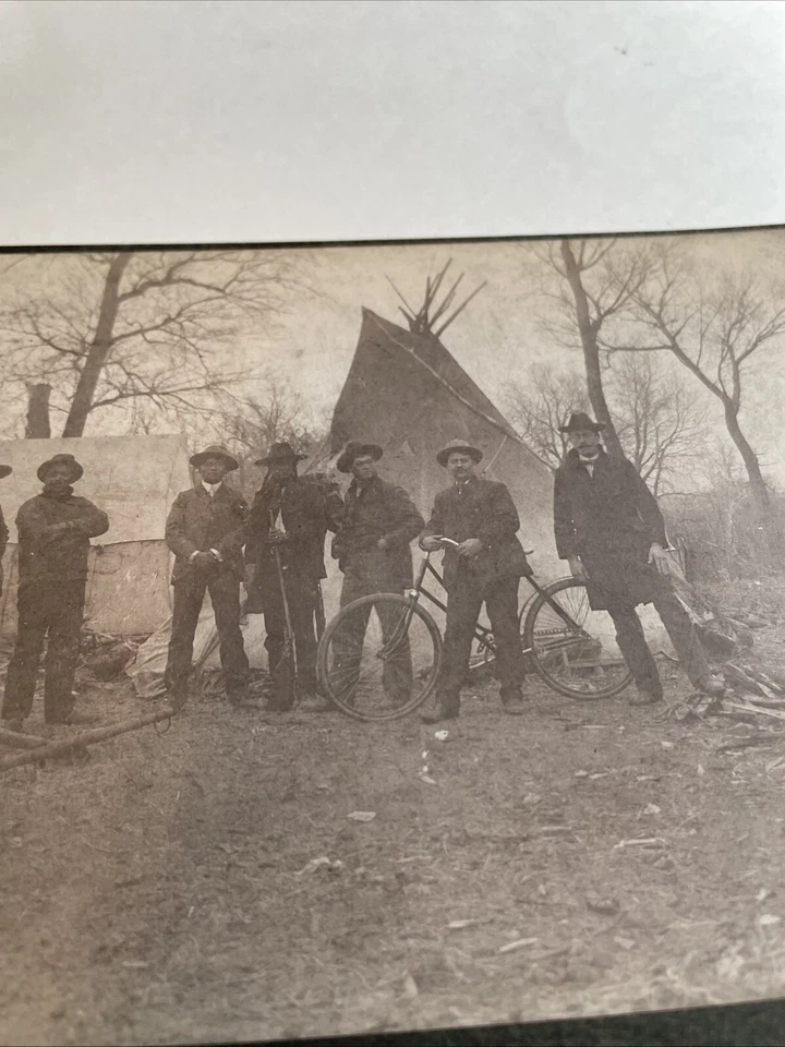 ANTIGUA TARJETA DE GABINETE DOS CABALLEROS INDIOS, BICICLETA, VAGÓN, TIENDA, TIPI OKL 1892 Foto 4 de 4