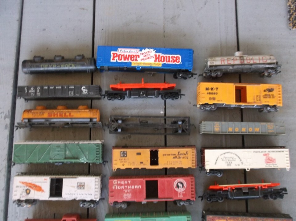 26 PIECE HO SCALE JUNK YARD FREIGHT CARS & CABOOSE FOR PARTS OR