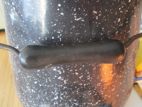 Large vintage enamelware coffee pot. Iron swing handle w wood knob/extra handle. - Picture 4 of 9