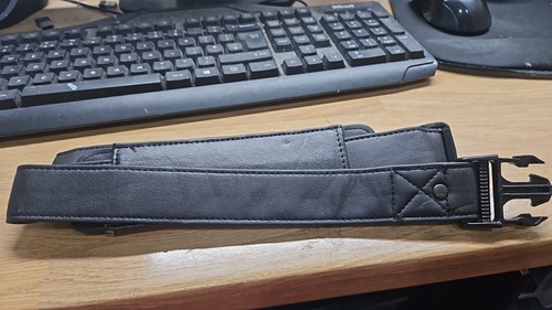 NUEVO Bolso/Funda Targus para Laptop Acolchada de Cuero Negro CON HOMBRO PARA LAPTOPS MÁS GRANDES - Imagen 6 de 6