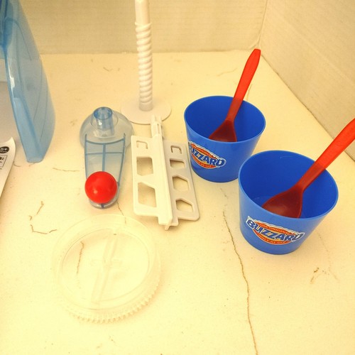 Máquina de helados Spin Master de colección Dairy Queen DQ Blizzard completa SIN DULCES - Imagen 14 de 21