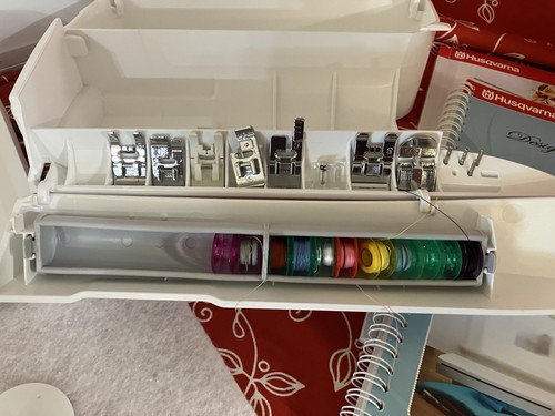 Husqvarna Viking Designer Diamond deLuxe Sewing/Embroidery Machine - Bild 6 von 8