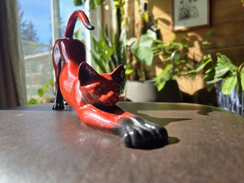 Ceramic Cubist Style Stretching Cat. Rare Red Ombre Enamel 30cm L x 17cm H. 1kg - Picture 4 of 5