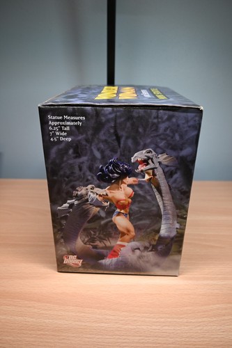 2006 DC Direct Wonder Woman & Serpents Mini Statue - Picture 7 of 10