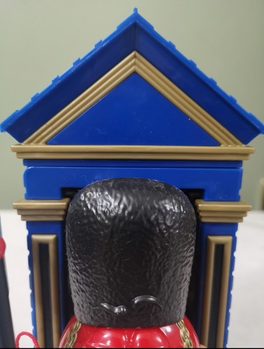 💂🍫 NEW M&M'S/M And M'S/MNMS/MMS Chocolate/Sweet Royal/Kings/UK/Guard Dispenser - Picture 3 of 19