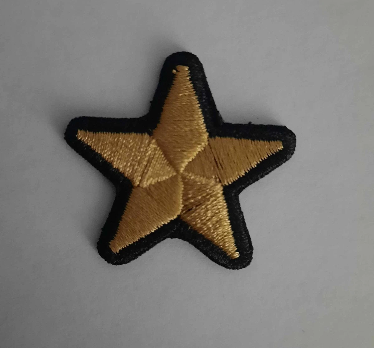 Toppa Termoadesiva Ricamata A Forma Di Stemma Con Stella E Allori – Colore Grigio, 3,5 X 4 Cm