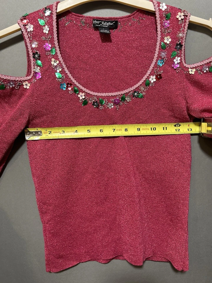 BETSEY JOHNSON 粉红色复古闪光露肩上衣,带花卉细节,尺寸 L — 第 2/4 张图片
