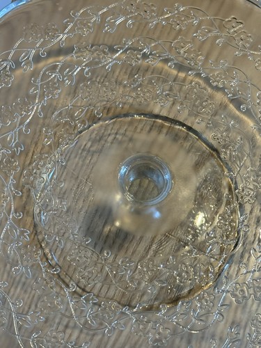 Soporte para pastelería IKEA ARV BRÖLLOP tapa abovedada pedestal en relieve floral vidrio transparente - Imagen 2 de 4