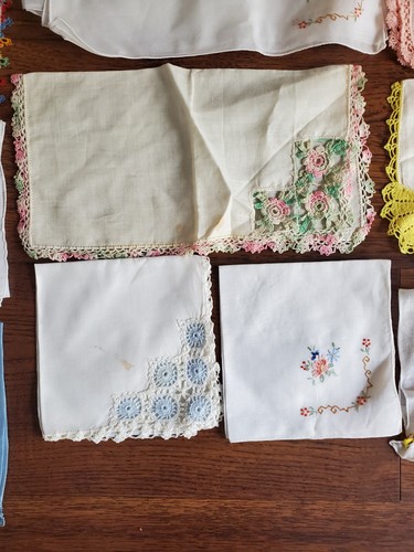 Lot Of 34 Vintage Women’s Hankies Handkerchiefs Dolies Embroidered, Lace... - Picture 9 of 17