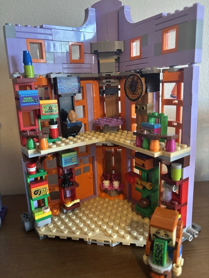 Lote LEGO Harry Potter. Incluye 9 minifiguras y Diagon Alley Weasleys’ Shop Foto 2 de 4