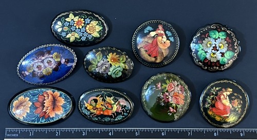 Vintage russische Miniaturen Brosche Anstecknadel Konvolut handbemalt schwarz Lack 9 Stück Nachlass - Bild 10 von 12