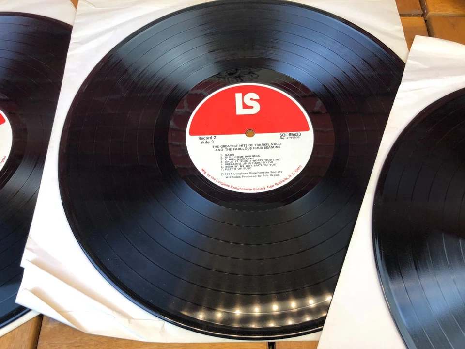 SIGNED - FRANKIE VALLI & The Fabulous FOUR SEASONS Greatest Hits Vinyl LP 95833 - Image 4 of 4