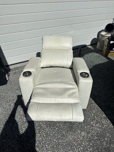 leather recliner used - Picture 4 of 11