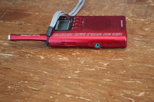 Radio AM/FM de onda corta compacta de mano Grundig Mini 300 - roja - Imagen 5 de 8