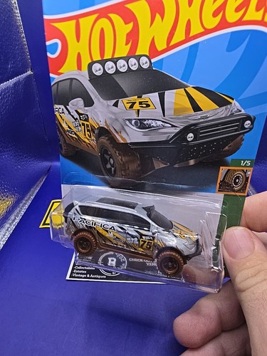 Hot Wheels Chrysler Pacifica 88/250 2023 In Grey - Picture 5 of 8