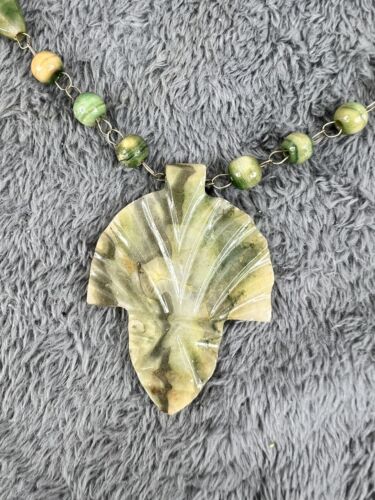 Collana Messico Art Decò Giada Intagliata Foglia Intagliata Con Ciondolo Lunga 26” - Foto 2 di 13