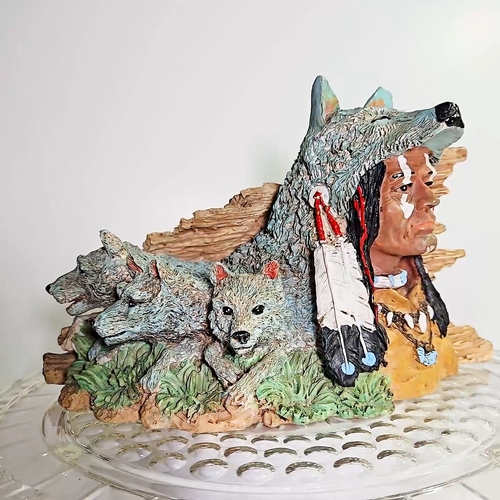 Figura de resina de nativo americano con tocado de lobo y 3 lobos - Vídeo 1 de 1
