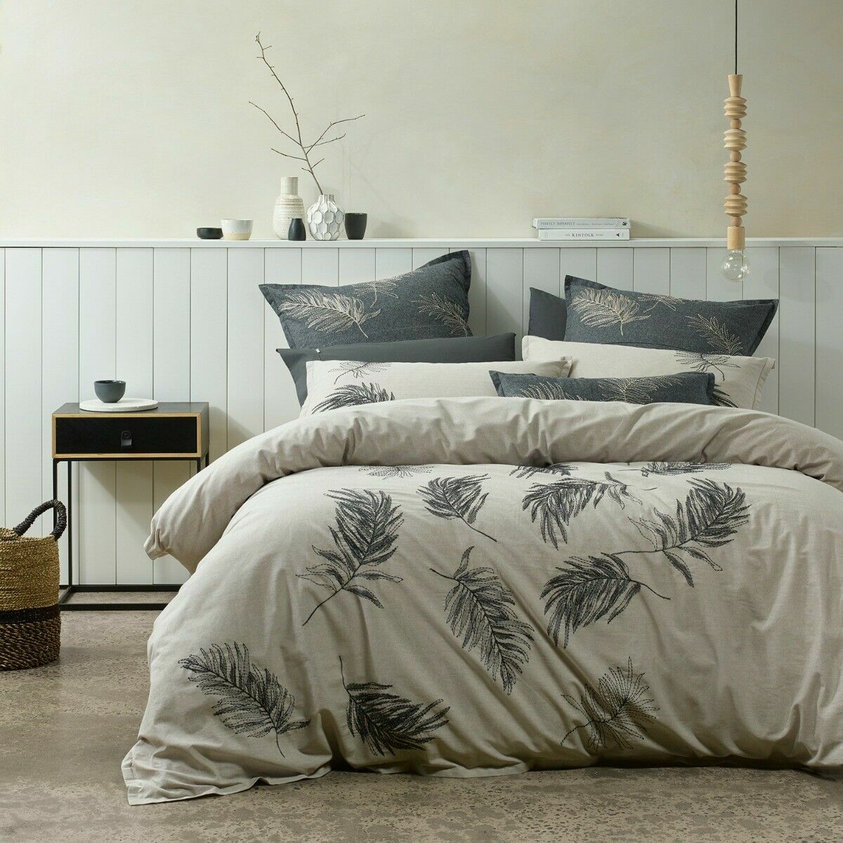 Weiß Airlie Linen Quilt Cover Set + 2 x Euro's + 1 Filled Long Cushion King Weiß Airlie Linen Quilt Cover Set + 2 x Euro's + 1 Filled Long Cushion King