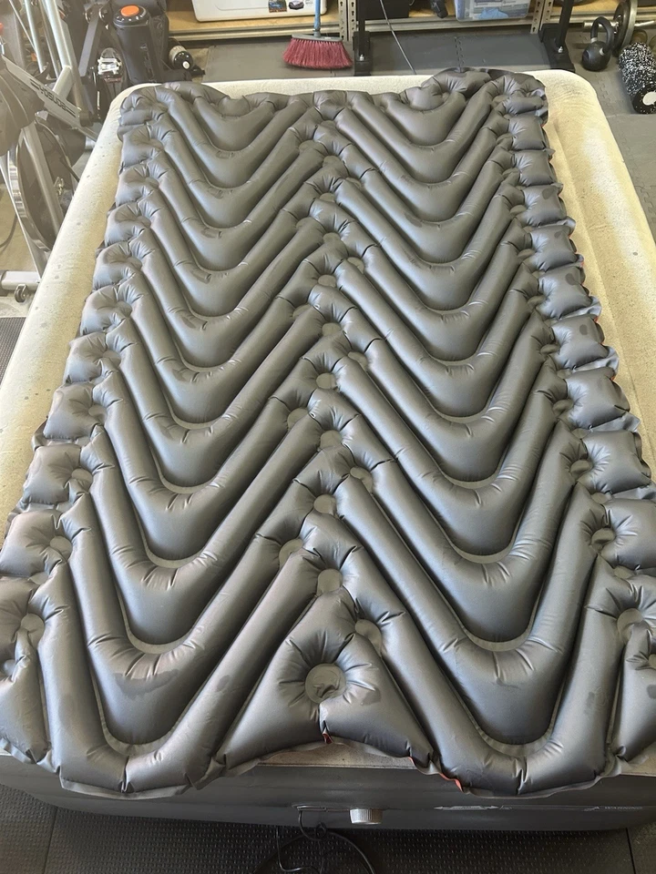 Almohadilla para dormir inflable doble V aislante Klymit, ligera, 74x47". Foto 2 de 4