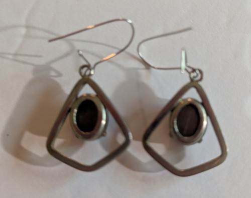 Silver Tone And Shiny Black Stone Vintage Dangle Pierced Earrings - Picture 3 of 3
