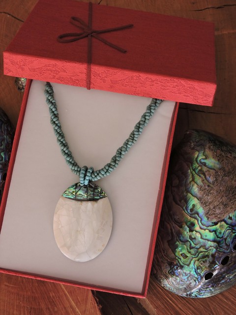 Collana con Ciondolo MADREPERLA & PAUA abalone gioiello etnico Nuovo Scatola 18 Collana con Ciondolo MADREPERLA & PAUA abalone gioiello etnico Nuovo Scatola 18