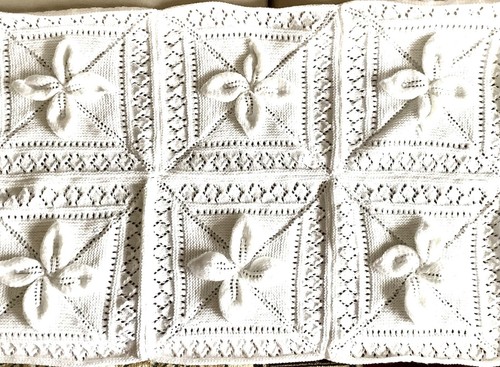 HAND KNITTED COT/PRAM BLANKET WITH FLORAL DESIGN - Picture 2 of 2
