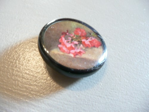 broche vintage en plastique à décors de miniature - Imagen 2 de 4