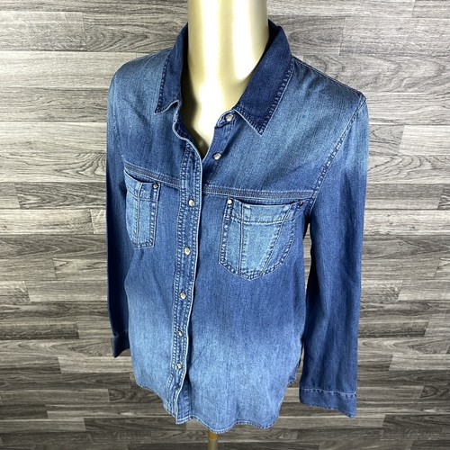 Camisa de mezclilla azul lavado oscuro con botones DKNY para mujer talla pequeña - Imagen 2 de 11