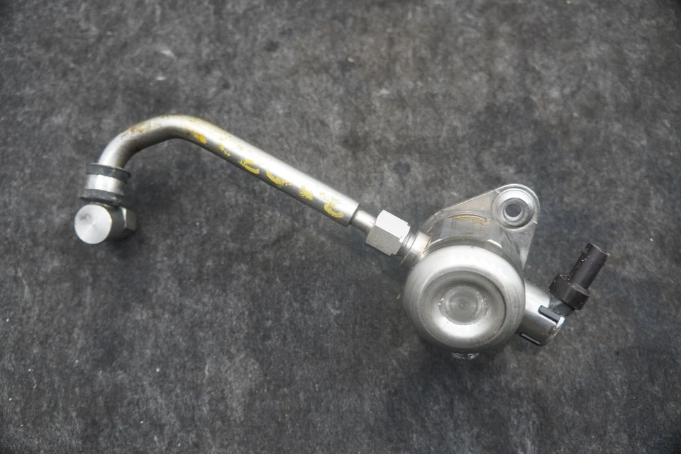 Bomba de inyección de riel de combustible de alta presión para motor 0P2127026 Lamborghini Urus 2019 Foto 2 de 4