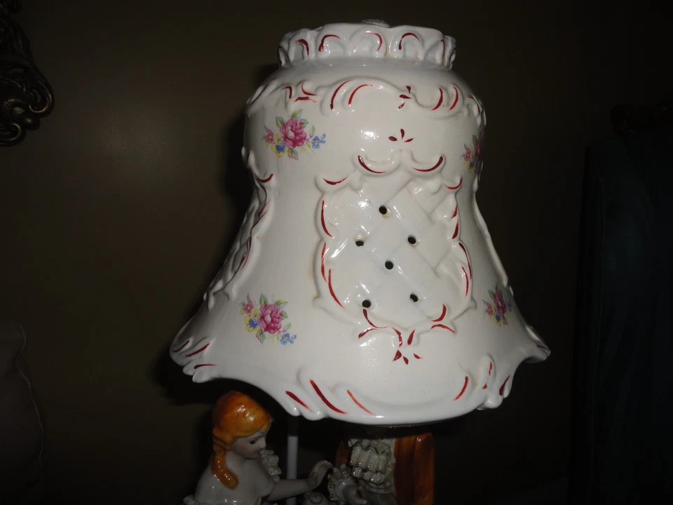 VINTAGE VICTORIAN PORCELAIN TABLE LAMP HAND PAINTED RARE MAN WOMAN HAVING TEA - Image 4 of 4