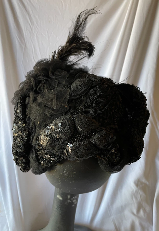 Impresionante gorro de luto antiguo francés negro con cuentas lentejuelas mate pluma años 1880 Foto 4 de 4
