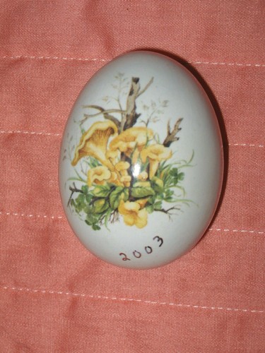 Huevo de cerámica decorativo con patrón de transferencia de bosque de setas Chantarelle 2003 - Imagen 2 de 7