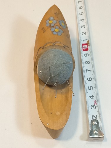 WOODEN A CLOG SHOE vtg sewing needle pins holder TOOL decorated rural motif - Picture 8 of 8