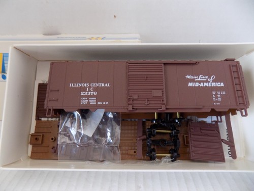 40' PS-1 BOX CAR FOR MAIN ILLINOIS CENTRAL  RR. BY WALTHERS  PO KIT