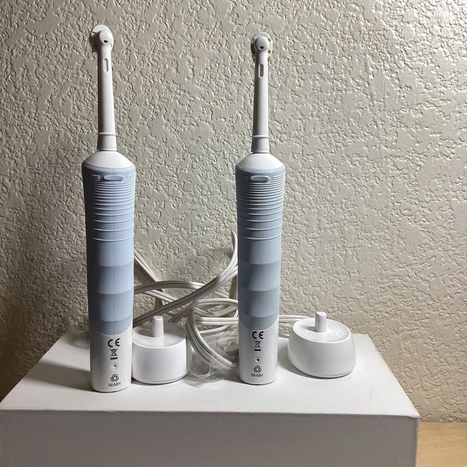 2X USED ORAL-B BRAUN VITALITY 3709 RECHARGEABLE ELECTRIC TOOTHBRUSH w/ CHARGERS - Image 2 of 4