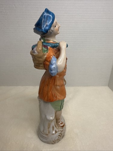 "Estatuilla de porcelana de un niño con una cesta Meissen o un estilo Meissen de 10"" de alto" - Imagen 2 de 10