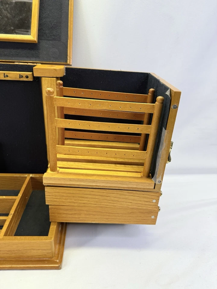 Caja de almacenamiento de joyas Lori Greiner de 4 niveles solo para su facilidad con espejo forrado de roble Foto 3 de 4