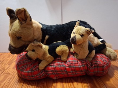 E & J Classic German Shepherd Momma Dog w/2 Puppies Laying on Bed Realistic